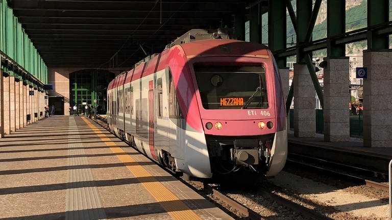 Ausfahrt der Nonstalbahn in Trento. 25 Zugpaare täglich pendeln zwischen Trento und der Endstation Mezzana. (Foto: SWR, Alexander Schweitzer)