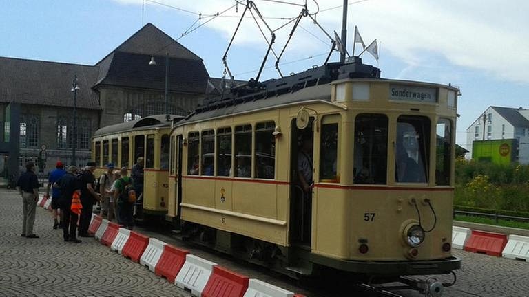Auch in Darmstadt können Reiseteilnehmer mit einer Historischen Straßenbahn eine Stadtrundfahrt machen. (Foto: SWR, SWR - Wolfgang Drichelt)