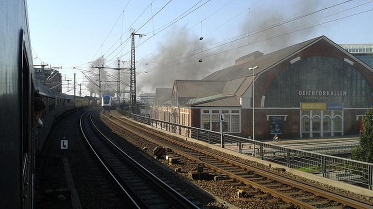 "Frühnebel" über Hamburg.  Unsere Loks müssen bei der Ausfahrt kräftig Arbeiten und verursachen viel  Rauch.