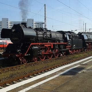 Im besten Fotografierlicht präsentieren sich die Zuglok 01 533 & Vorspannlok 03 2155. In wenigen Minuten ist die Abfahrt Richtung Hamburg (Foto: SWR, SWR - Wolfgang Drichelt)