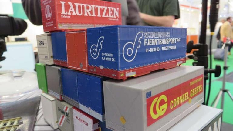 Die Sächsische Waggonfabrik will gleich zwei Dutzend neue Farbvarianten der kleinen Container herausbringen (Foto: SWR, SWR - Bernhard Foos)