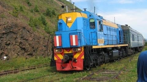 Die Transsibirische Eisenbahn am Baikalsee. Früher war die Linie am See der Hauptstrang der Transsib - der längsten Transkontinental-Eisenbahn der Welt. (Foto: SWR, SWR - Harald Kirchner)