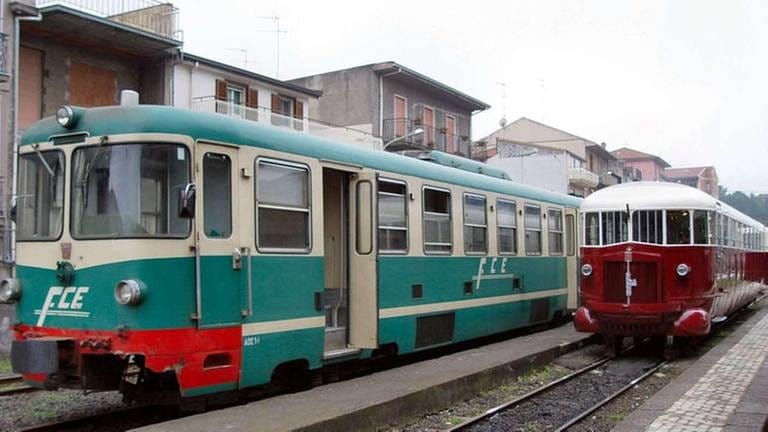 2 Generationen im Bahnhof: 24 Triebwagen hat die Gesellschaft der Circumetnea zur Zeit im Dienst, sowie 300 Mitarbeiter und Mitarbeiterinnen. (Foto: SWR, SWR - MGW)