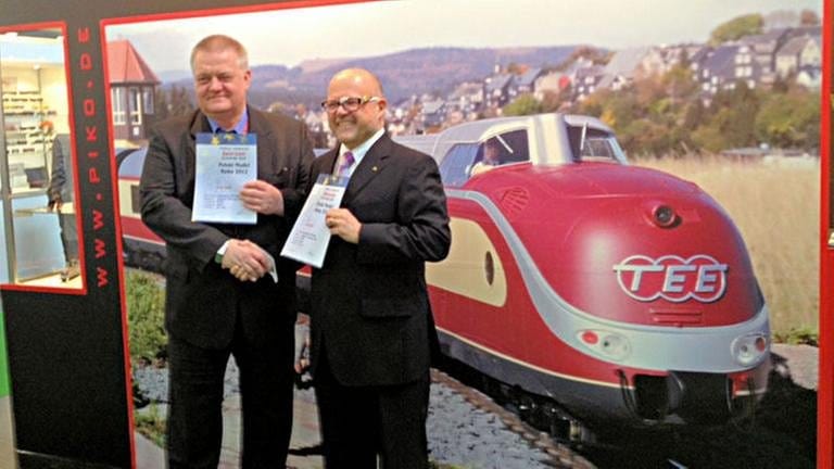 Dr. Rene Wilfer, Inhaber der Firma Piko, rechts, nimmt die Ehrung der polnischen Modellbahn Zeitschrift "Eisenbahn-Welt" entgegen für das Modell des Jahres 2012, eine polnische Diesellok. (Foto: SWR, SWR - Hagen v. Ortloff)