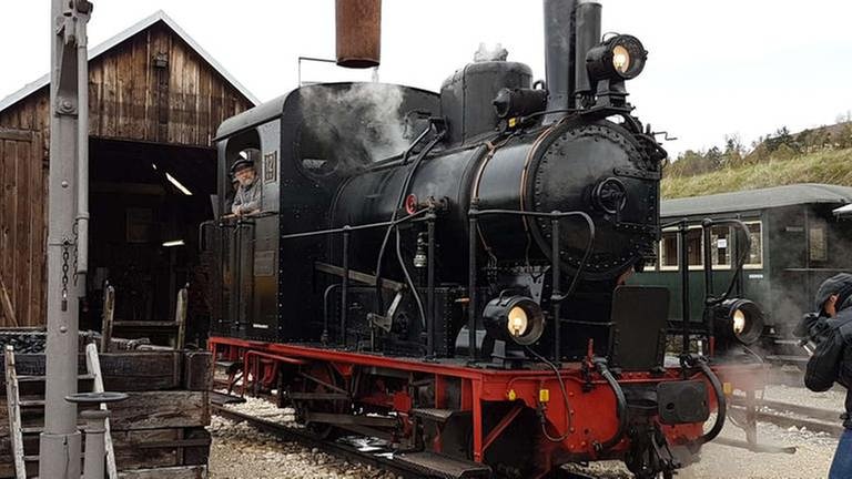 In Neresheim wird an diesem ersten Fahrtag auch die Dampflokomotive mit Wasser versorgt: Lok 12 das „Liesele“ ist eine von zwei Originallokomotiven. (Foto: SWR, SWR - Bettina Bansbach)