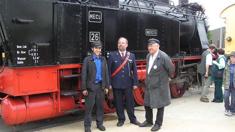 Heizer, Zugführer W.Schulz und Lokführer vor ihrer Lok Merzig (Foto: SWR, SWR -)
