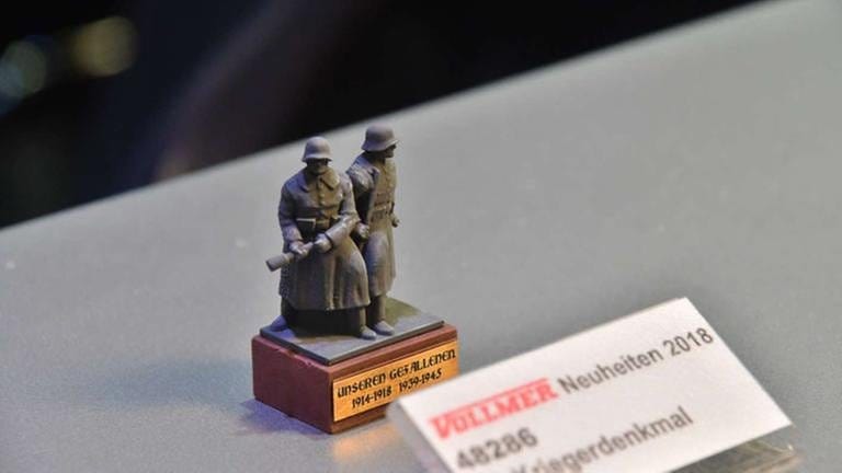 Der Zubehör-Hersteller Vollmer zeigt ein Kriegerdenkmal im Modell - ein Modell das wohl auch Kontroversen auslösen wird. (Foto: SWR, SWR - Harald Kirchner)