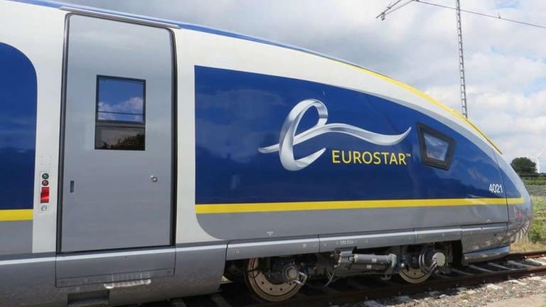 Die Zugspitze des Eurostars mit dem geschwungenen Logo. Bald soll er durch den Eurotunnel vom Festland auf die Insel fahren; in nur 2 ½ Stunden von Brüssel nach London.