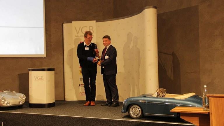 MEB Redakteur Stefan Alkofer überreicht den Preis an Reinhard Reindl Fa. Fleischmann für den H0 Abteilwagen (Foto: SWR, SWR - Wolfgang Drichelt)