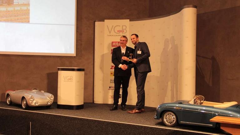 MIBA Chefredakteur  Martin Knaden überreicht den Preis an Nils Hirche Fa. Brawa für den H0 Triebwagen VT66.9 (Foto: SWR, SWR - Wolfgang Drichelt)