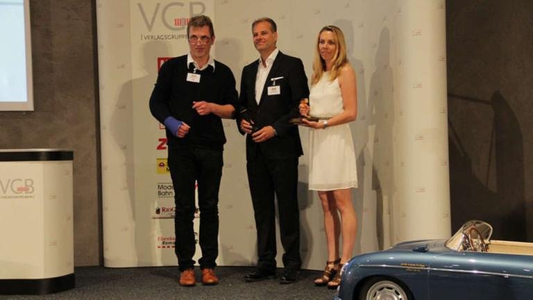 MEB Redakteur Stefan Alkofer überreicht den Preis an Stefan u. Tina Kiss für den Spur 01 Schüttgutwagen Ommi 51 (Foto: SWR, SWR - Wolfgang Drichelt)