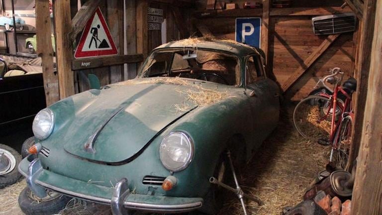 Dieser Porsche wurde in dem gezeigten Zustand in einer Scheune gefunden. Der Fundzustand  wurde originalgetreu hier nachgebildet. (Foto: SWR, SWR - Wolfgang Drichelt)