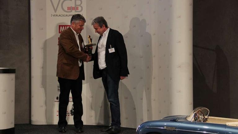EJ Redakteur Dr. Christoph Kutter überreicht den Preis an Jörg Vallen Fa. Busch für den TT Langenschwalbacher  Personenwagen (Foto: SWR, SWR - Wolfgang Drichelt)