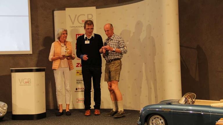 MEB Redakteur Stefan Alkofer überreicht den Preis an Lothar u. Roswitha Rietze Fa. Rietze für den H0 Bus MAN SL 200 (Foto: SWR, SWR - Wolfgang Drichelt)