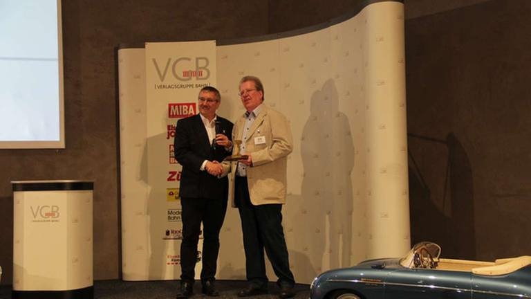 MIBA Chefredakteur  Martin Knaden überreicht den Preis an Bernd Lenz Fa. Lenz für die Spur 0 Dreiwegweiche (Foto: SWR, SWR - Wolfgang Drichelt)