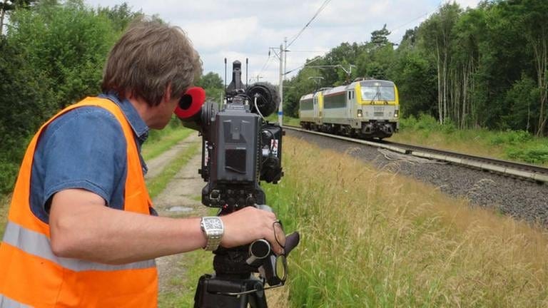 SWR-Kameramann Ulli Nissler filmt zwei belgische E-Loks der Baureihe HLE 18 bei ihrer Testfahrt auf dem Ring.
