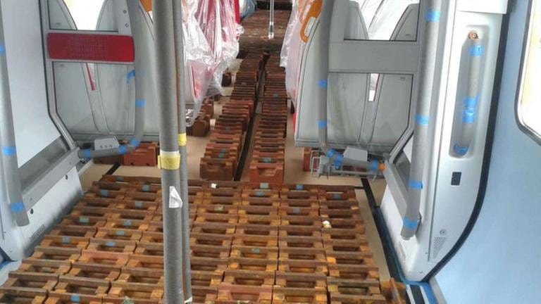 Bei den Testfahrten werden statt Fahrgästen dreieinhalb tausend Gewichte im Zug verteilt. 70 Tonnen simulieren für die Bremstests den vollbeladenen Zug.