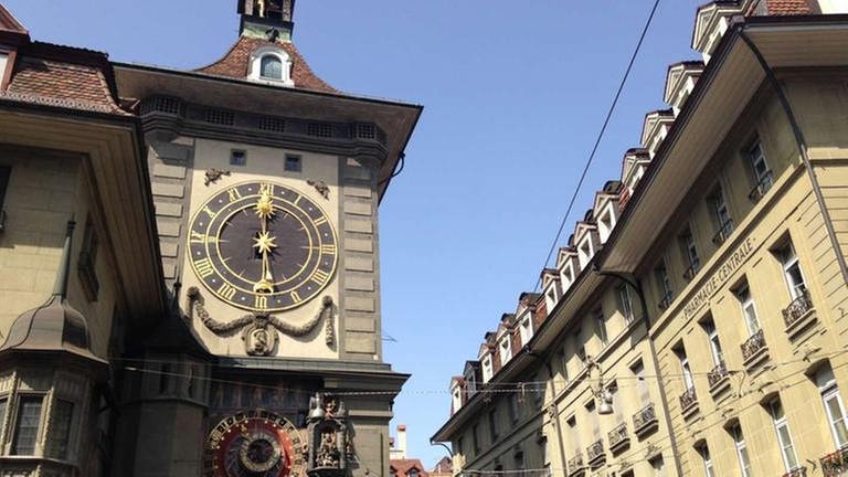 Fahrt nach Bern. Der Zeitglockenturm ist ein Wahrzeichen der Stadt.