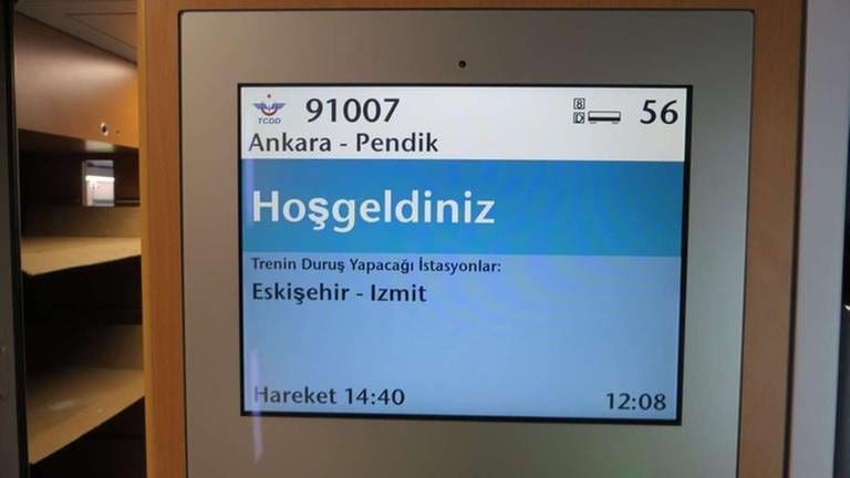 Alles in den neuen türkisgestreiften Zügen muss getestet werden, auch die modernen Anzeigen der Fahrtziele auf den Monitoren.