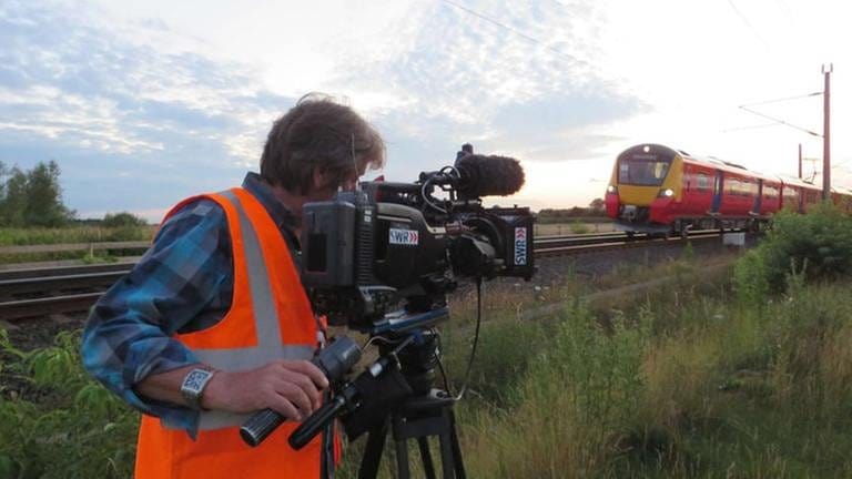 Kameramann Ulli Nissler beim Dreh der letzten Einstellung für die Eisenbahn-Romantik-Folge 886: Sonnenuntergang mit Papageienzug in der Westschleife des Testkreises