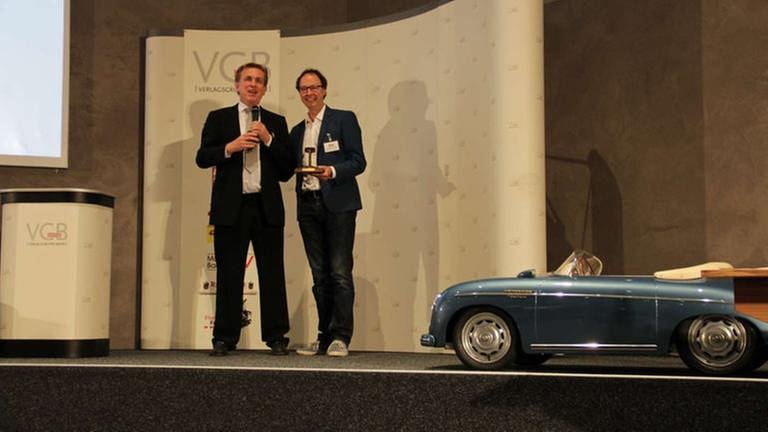 Verlagsleiter Wolfgang Schumacher überreicht den Ehrenpreis an Frederik Braun (Foto: SWR, SWR - Wolfgang Drichelt)