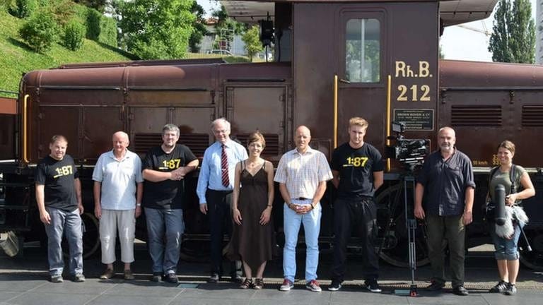 Die Mannschaft der Kaesergbahn und unser Kamerateam (Foto: SWR, SWR - Hagen von Ortloff)