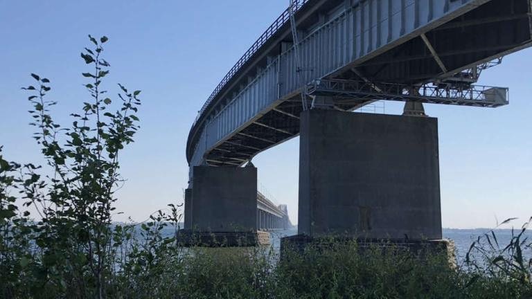 Leider hat sie Risse und wird im Rahmen des Ausbaus der Vogelfluglinie abgerissen werden: die Storstrømsbrücke zwischen Falster und Seeland, über die auch der Zug fährt. (Foto: SWR, SWR - Kirsten Ruppel)