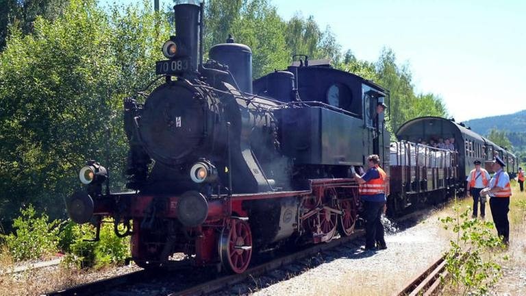 Die Lokomotive gehört dem Bayerischen Localbahn Verein, einem Verein der mit Hilfe von Freiwilligen die Lok unterhält und auf große Fahrt schickt. (Foto: SWR, SWR - Alexander Schweitzer)