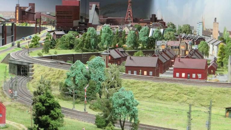 Rund 10 m Platz nimmt allein das Modell der Zeche Zollverein ein, die mit einem Dutzend Gleisen eisenbahnmäßig bestens versorgt ist. (Foto: SWR, SWR - Bernhard Foos)