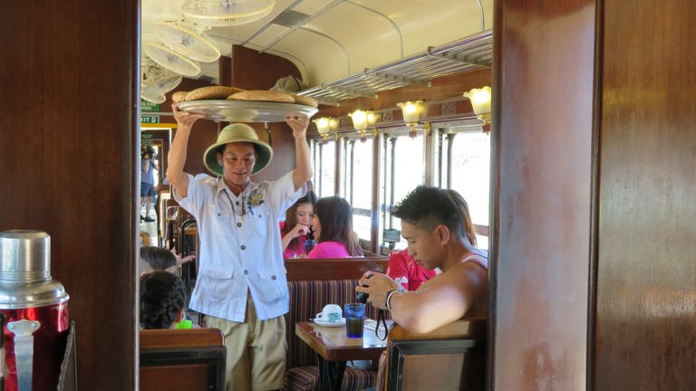Liebenswürdig und immer zu Diensten: Das Service-Personal im Dampfzug der North Borneo Railway. (Foto: SWR, Susanne Mayer-Hagmann)