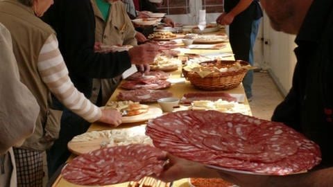 Imbiss am kalten Buffet in Torrenieri Montalcino (Foto: SWR, SWR - Wolfgang Drichelt)