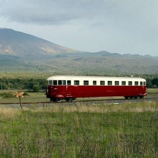 Gespannt wartet man dann während der Fahrt auf den Moment, an dem man ihn das erste Mal sieht: Den mächtigen Vulkan, der der Bahn ihren Namen gab: Circumetnea, rund um den Ätna. (Foto: SWR, SWR - MGW)