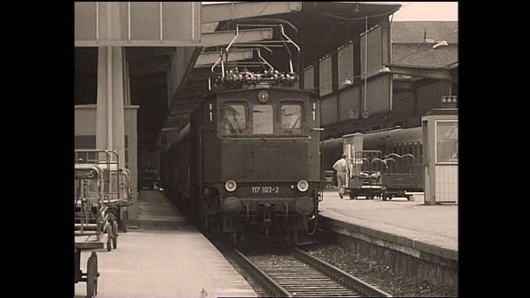 In den 60er Jahren sind noch längst nicht alle Hauptstrecken elektrifiziert. (Film von 1963) (Foto: SWR, SWR -)