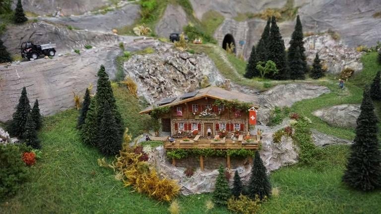 Frau Dumlers Spezialität ist das Ausschmücken der selbstgebauten Schweizer Häuschen. So schön haben wir diese selten gesehen. (Foto: SWR, SWR - Wolfgang Drichelt)