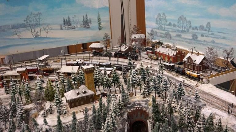 Die Besonderheiten dieser Winteranlage sind die Telegraphenmasten entlang der Bahnstrecke, Pferdefuhrwerke und der von einem Kunstmaler in Ölfarbe gestaltete Hintergrund. (Foto: SWR, SWR - Wolfgang Drichelt)