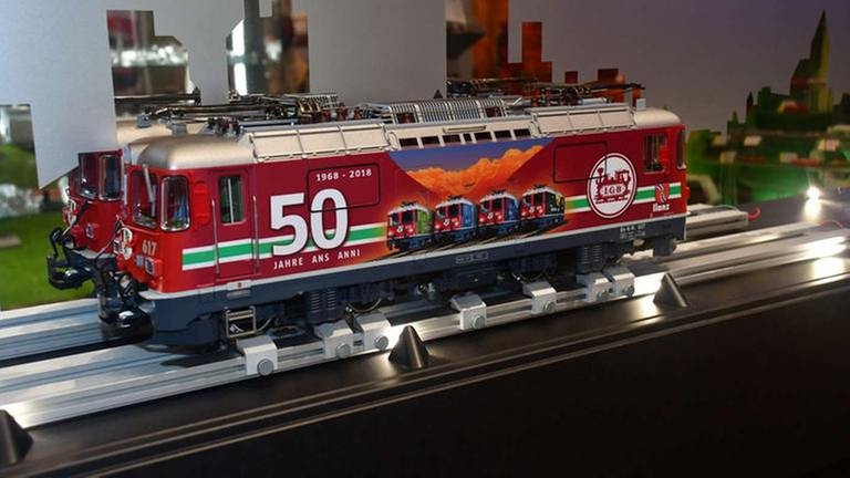 "LGB" - seit geraumer Zeit auch "Märklin" - feiert das 50jährige Jubiläum. Anlaß genug, eine Lok der Rhätischen Bahn mit einer Jubiläumslackierung zu versehen. (Foto: SWR, SWR - Harald Kirchner)