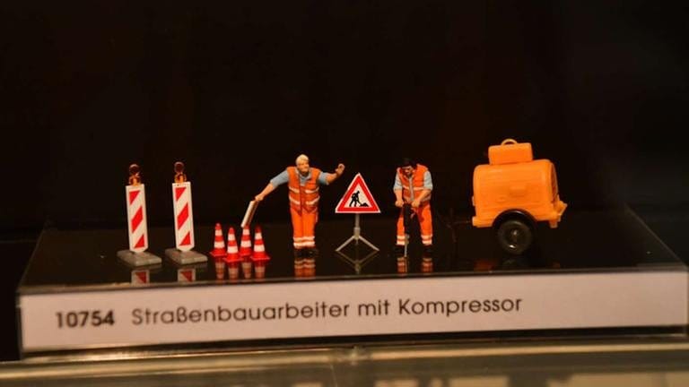 Schlaglöcher auf Modellstraßen können bald von "Preiser" Straßenbauarbeitern ausgebessert werden. (Foto: SWR, SWR - Harald Kirchner)