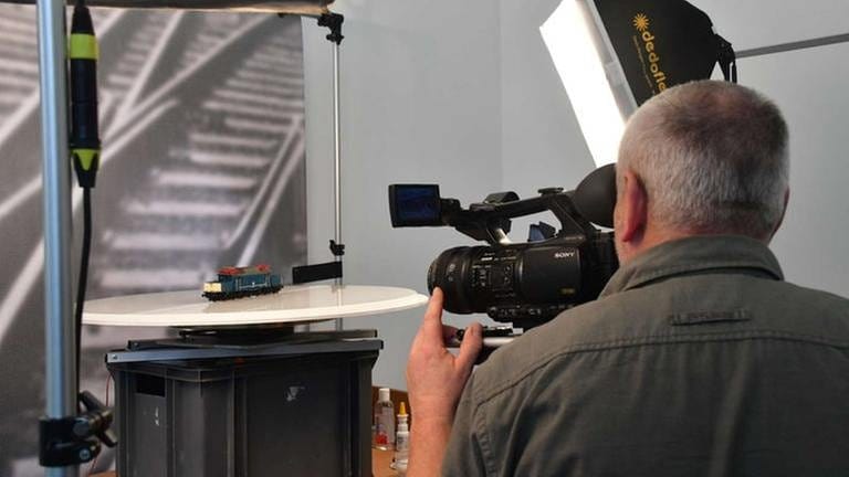 Und zu guter letzt: der Eisenbahn-Romantik Kameramann bei der Arbeit auf der Nürnberger Spielwarenmesse922 (Foto: SWR, SWR - Harald Kirchner)
