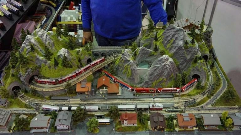 Matthias Kehrer aus Dresden hat ein Modul „Rhätische Bahn TT“ nach Schweizer Vorbildern, Größe 1,20 x 075 m dabei. (Foto: SWR, SWR - Wolfgang Drichelt)