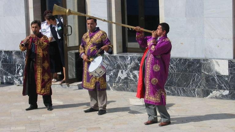 Eine usbekische Folklore Gruppe am Bahnhof von Buchara. Man beachte das "Karnai" eine Art kleines Alphorn aus Metall. (Foto: SWR, SWR - Harald Kirchner)