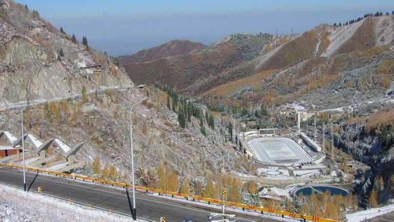 Das berühmte Medeo-Stadion hoch über Almaty. Hier wurde so mancher Eisschnelllaufrekord gelaufen. (Foto: SWR, SWR - Harald Kirchner)