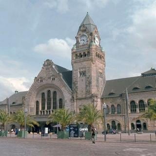 Die prachtvolle Gebäudefront des Hauptbahnhofes von Metz, der vom preußischen Architekten Jürgen Kröger entworfen und von 1905 bis 1908 erbaut wurde. (Foto: SWR, SWR - Ingo Behring)