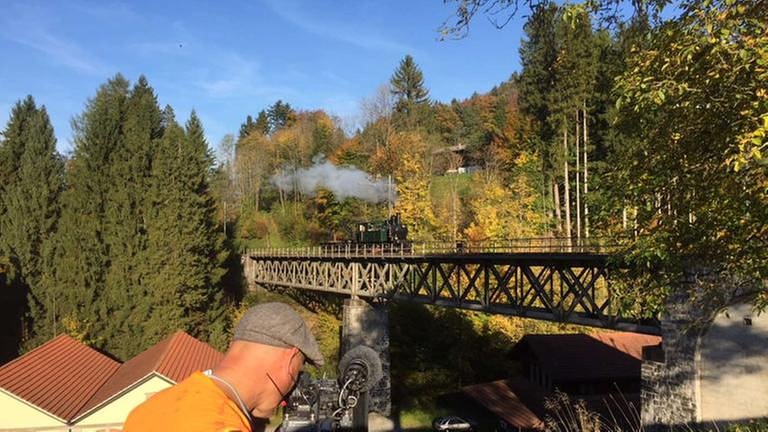 Das Weissenbach-Viadukt über Neuthal führte einst über eine Textilfabrik,  heute liegt im Tal ein Industriemuseum. (Foto: SWR, SWR - Susanne Mayer-Hagmann)