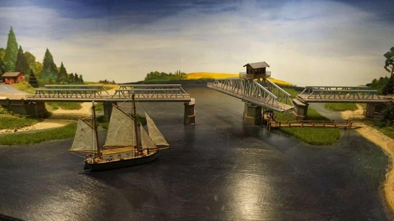 Zwei Mast Segler mit Eisenbahn-Drehbrücke. (Foto: SWR, SWR - Wolfgang Drichelt)