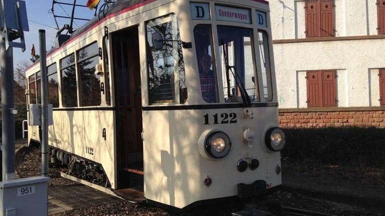 Ein Vorläufer der modernen Bahn ist der Triebwagen 1122 von 1939, den die Bahnfreunde Rhein-Neckar-Pfalz liebevoll restauriert haben.