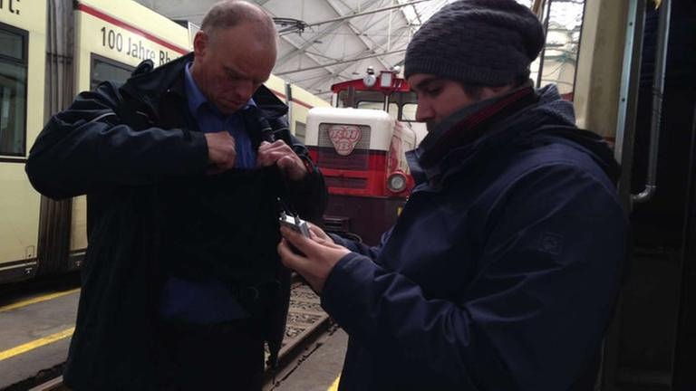 Fahrer Martin Schreider bekommt ein Mikrofon, damit zu hören ist, wenn er in der Bahn etwas ansagt. Interviewt wurde er vor der Fahrt. (Foto: SWR, SWR - Kirsten Ruppel)