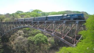 Der Tren a la Tica auf der 105 Meter hohen Bogenbrücke über den Rio Grande (Foto: SWR, SWR - Susanne Mayer-Hagmann)