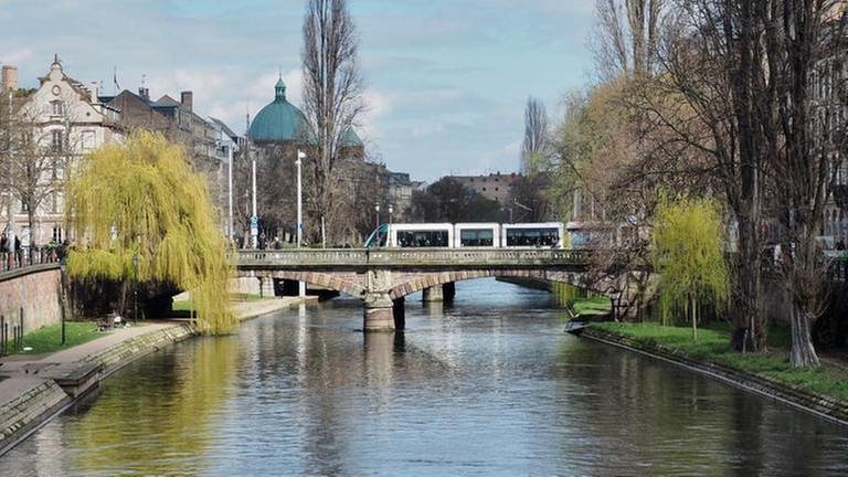 Eine Straßenbahn überquert einen der vielen Straßburger Kanäle auf der Brücke „Pont du Paris“.