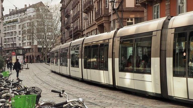 Das Fahrrad ist in der Straßburger Innenstadt neben den Straßenbahnen seit der Verkehrsberuhigung ebenfalls ein beliebtes Fortbewegungsmittel.
