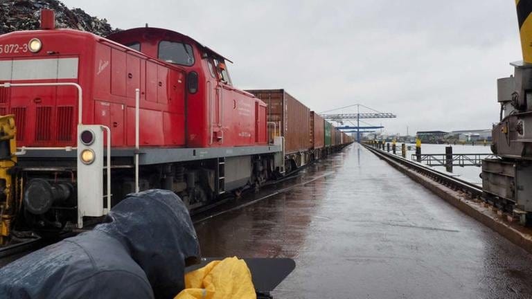 Im Kehler Hafen wird ein Güterzug be- und entladen.